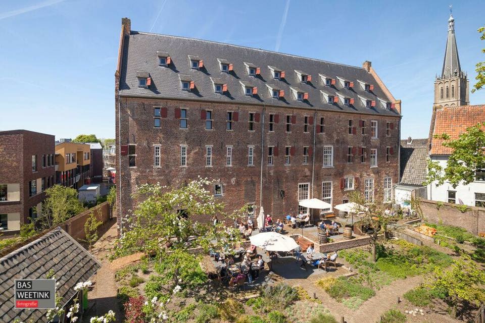 Foto terras met stok van bas